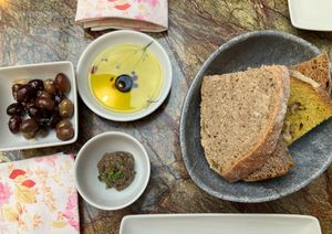 couvert - ok but not enough spreads at Jardineiro - Vegan Kitchen in Porto