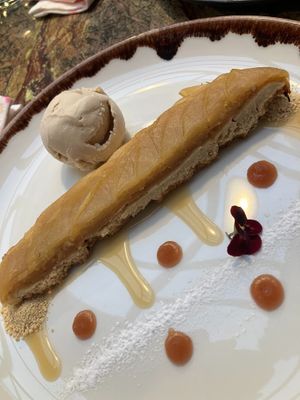 amazing apple crumble dessert at Jardineiro - Vegan Kitchen in Porto