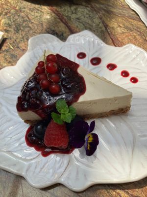 blueberry cheesecake - ok, but the others desserts were better at Jardineiro - Vegan Kitchen in Porto