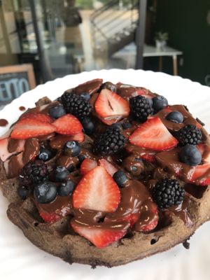 Waffle 🧇 vegano de chocolate 🍫 #singluten 💚✨  at Corazon Verde in Queretaro