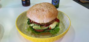 Hamburguesa gigante jajaja muy rica también!! at Corazon Verde in Queretaro