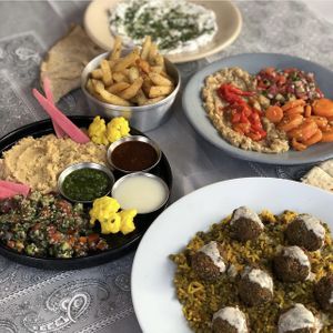Antojitos mediterráneos con Falafel   at Tacones Lejanos - Cloud Kitchen in Mexico City