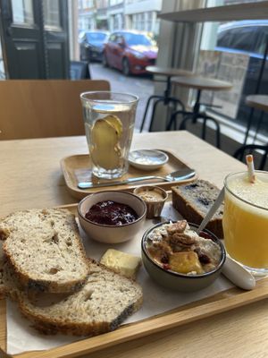 Gember thee 3,30€
Vegan breakfast 10€  at Hazel in Dordrecht