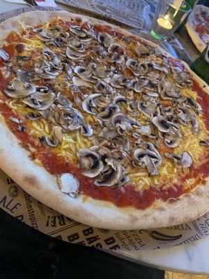 Pizza Funghi vegan  at L'Osteria in Hannover