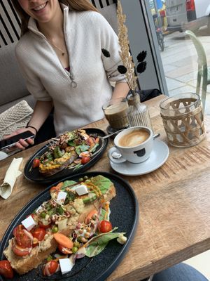 Blumenkohl Focaccia und Smashed Avocado Brot  at Alua Catering Cafe in Dresden