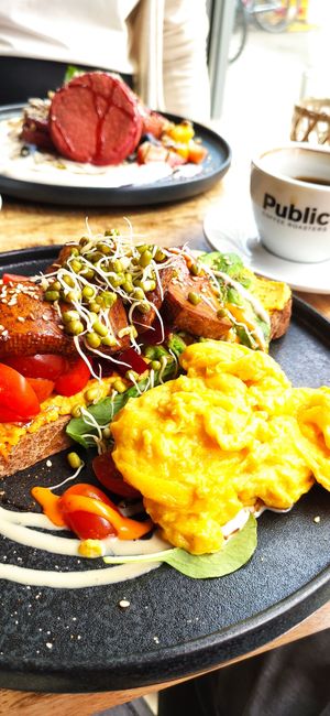 Teriyaki-Sandwich mit veganem Rührei at Alua Catering Cafe in Dresden