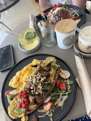 Avosmash, Rührei, Eistee, iced latte  at Alua Catering Cafe in Dresden