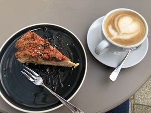 Pfirsich-Zupfkuchen, Hafer-Cappuccino mit Bananen-Flavour   at Alua Catering Cafe in Dresden
