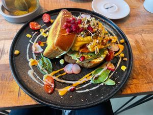 Brioche Sandwich with vegan poached egg and avocado at Alua Catering Cafe in Dresden