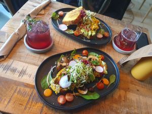 Avocado Smash Brot & Brioch mit 'Egg' & Johannisbeerlimo at Alua Catering Cafe in Dresden