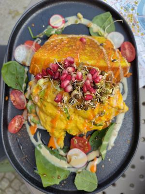 Brioche Toast mit Avocado und "Rührei" at Alua Catering Cafe in Dresden