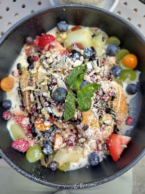 Apfel Pancakes mit Vanillecreme, Nüssen und Obst 💚 at Alua Catering Cafe in Dresden