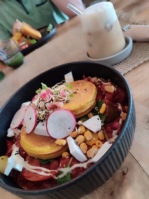 Kichererbsen Pancakes auf letcho mit veganen Feta. Iced Latte machiato  at Alua Catering Cafe in Dresden