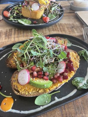 Teriyaki Tofu (vorne) und Leberkäse (hinten)  at Alua Catering Cafe in Dresden