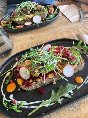 Teriyaki Tofu (vorne) und Avocado Smash (hinten)  at Alua Catering Cafe in Dresden