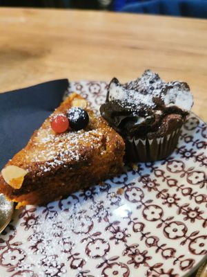 Gluten-free almond cherry blondie and Oreo muffin, both vegan at Café Bigoti in Leipzig