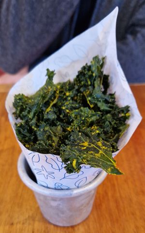 Xips de kale at Flax & Kale - La Roca Village in Barcelona