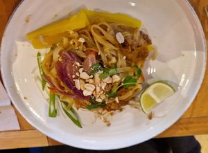 Pad Thai de "pollastre" at Flax & Kale - La Roca Village in Barcelona