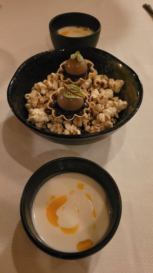 Knoflooksoep en paddenstoelen popcorn met knappe amuses at Boerderij Hermans Dijkstra in Midwolda