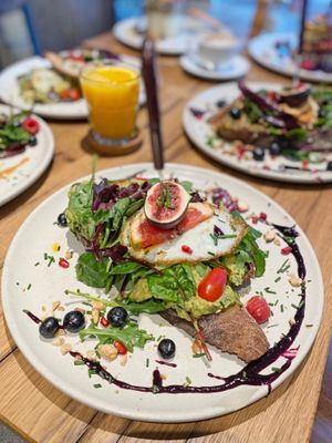 STULLE DELUXE: Toast with smashed avocado and a fried egg at IVY Bistro & Café in Hamburg