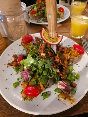 Auberginen-Tartar Stulle at IVY Bistro & Café in Hamburg