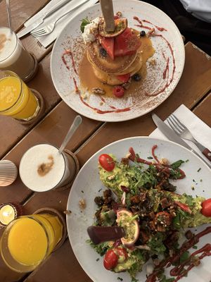 „Avocado Stulle“ mit gebratenem Tofu und „Sweet Dreams are Made of Pancakes“ mit frisch gepresstem Osaft und einem Latte Macchiato   at IVY Bistro & Café in Hamburg
