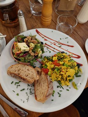 Vegan tofu scramble at IVY Bistro & Café in Hamburg