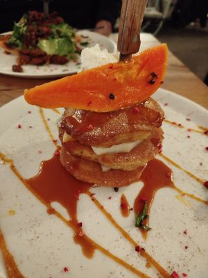 Pancakes with freut and caramel at IVY Bistro & Café in Hamburg