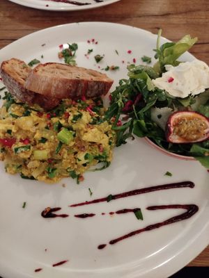 Scrambled tofu with Salat at IVY Bistro & Café in Hamburg