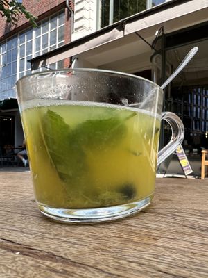 Große Empfehlung! Tee mit Saft und Blaubeeren  at IVY Bistro & Café in Hamburg