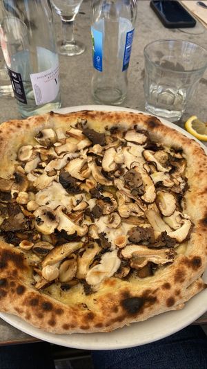 Vaya vegana (trufa, mozzarella vegana, champiñones, avellanas)   at Can Pizza in Badalona