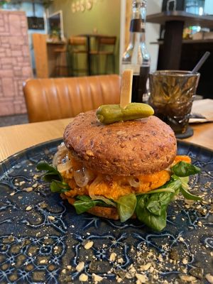 vegan golden Burger


Bio Dinkel Burger Bun | handgemachte Süßkartoffel Rösti | Tomaten | karamellisierte Zwiebeln | Vogerlsalat | handgemachter süß scharfer Tiki Dip | Cor at Taflo in Bruck An Der Mur