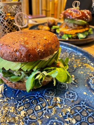 vegan Avocado Burger


Bio Dinkel Burger Bun | gebratener Bio Tofu | Avocado |
Tomaten | karamellisierte Zwiebeln | Vogerlsalat |
handgemachte Mayonnaise | Cornichon at Taflo in Bruck An Der Mur
