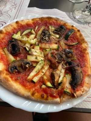 Vegetable pizza: zucchini, mushrooms, onions at ¡Slurp! Italian Street food in Portomarin