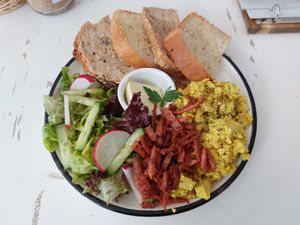 Scrambled tofu with bacon at Katers Köök in Hamburg