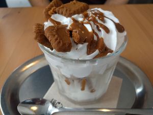 Ice coupe with cookies at Katers Köök in Hamburg