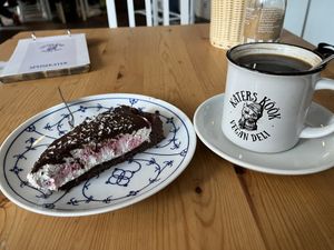 Schokohimbeerkuchen und ein Americano  at Katers Köök in Hamburg