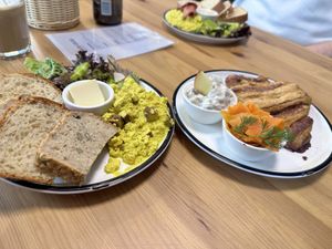 Scrambled Tofu. Extrateller mit Laxx, Vering und Franzbrötchen   at Katers Köök in Hamburg