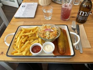 Curry sausage with fries and coleslaw   at Katers Köök in Hamburg