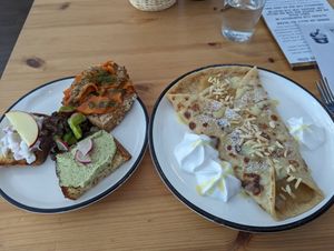 'Nordische Bruschetta' and apple pie pancake at Katers Köök in Hamburg