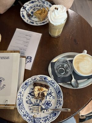 Apple Pie and Snickers Pie  at Katers Köök in Hamburg