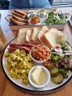 salziges frühstück im vordergrund, nordisches frühstück im hintergrund at Katers Köök in Hamburg