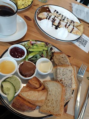 Frühstück und Pfannkuchen 💚 at Katers Köök in Hamburg