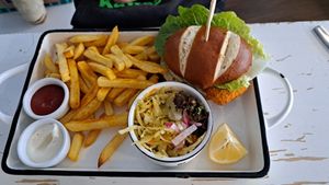 Karottenlax sandwich, pommes at Katers Köök in Hamburg