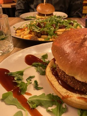 Hatten beide den Veggie Avocado Burger. Ohne Soße. Haben dann erst beim Essen gemerkt, dass die Avocado in der Soße gewesen wäre 😂 war aber trotzdem wirklich lecker.   at Cheesy Burger in Soltau