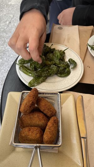 Falafel y pimientos del padrón  at Mesón O Recuncho in Viveiro