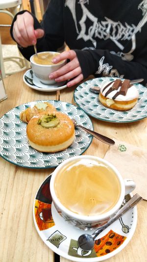 Delicious capuccinos made with decaf and oat milk at Tartisse in Barcelona