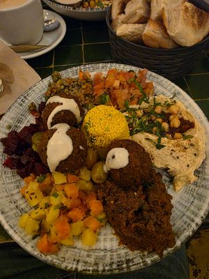 Picknick Teller mit extra Falafel at Picknick Cafe - City in Frankfurt