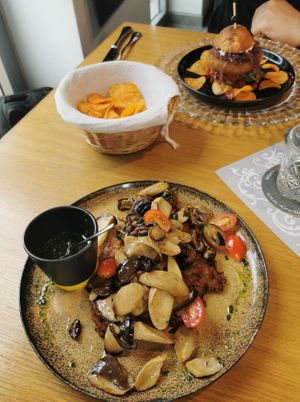 Rösti mit gebratenen Pilzen und Burger at Festland in Krummhoern