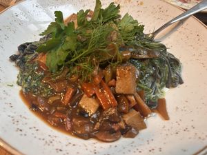 Teriyaki Bowl: mit Spinat, Nudeln, Tofu, Karotten  at Festland in Krummhoern